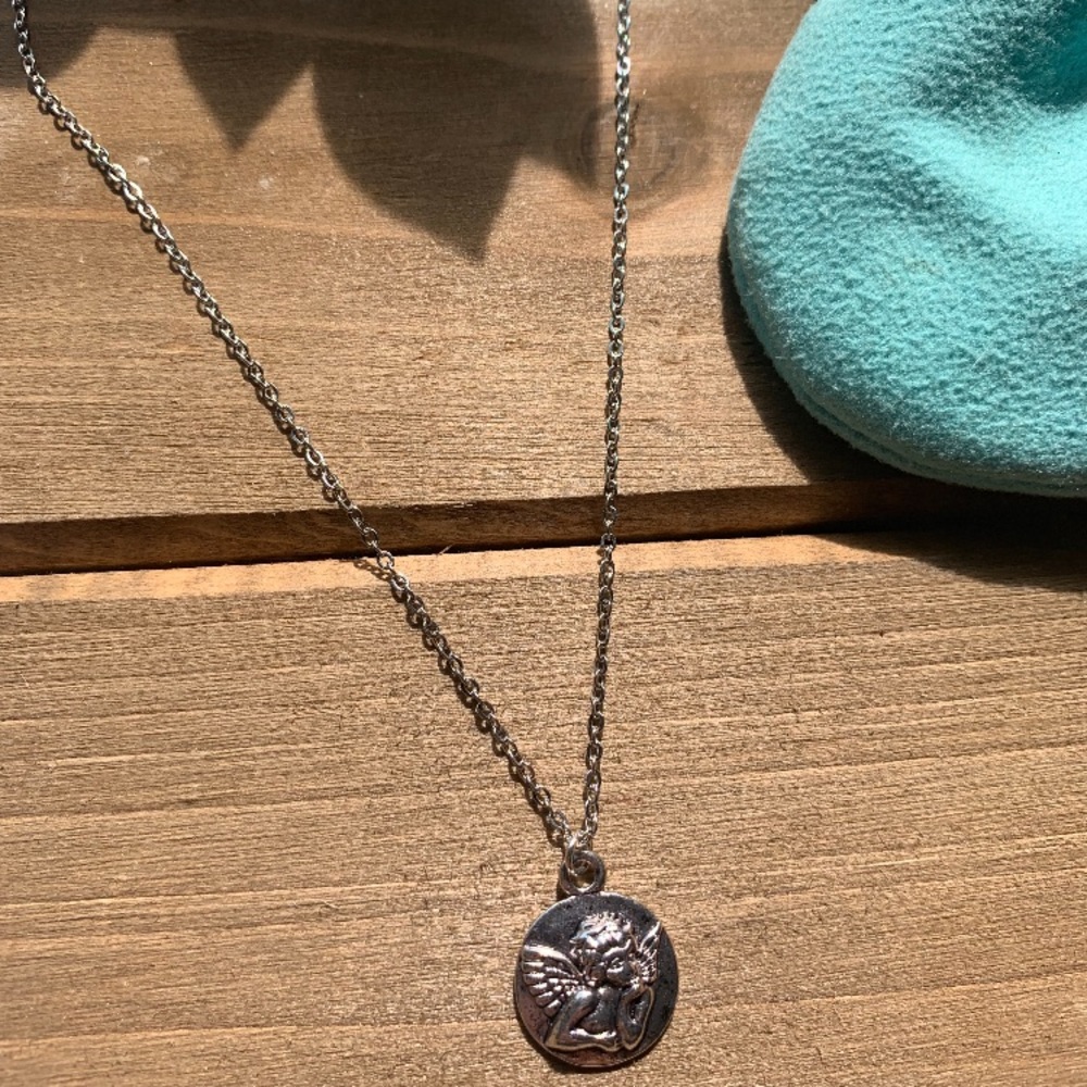 Angel pendant necklace
